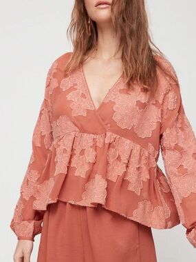 WILFRED | Augustine Peplum V-Neck Blouse in Pale Peach